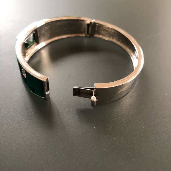 Gorgeous green stoned bracelet set in metal alloy - Picture 7 of 8